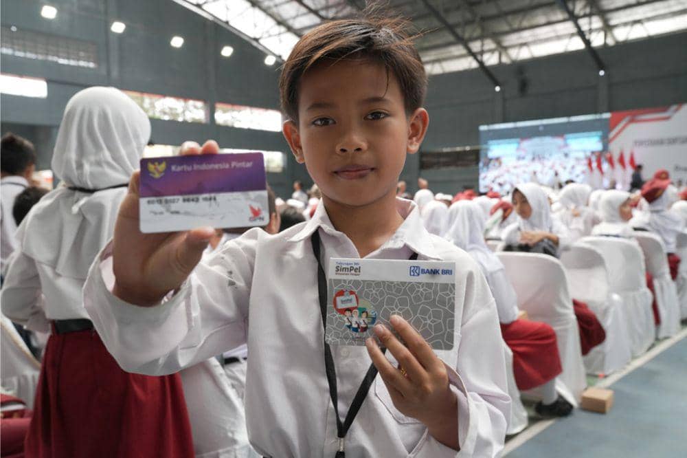 Anak SD dengan buku tabungan dan KIP