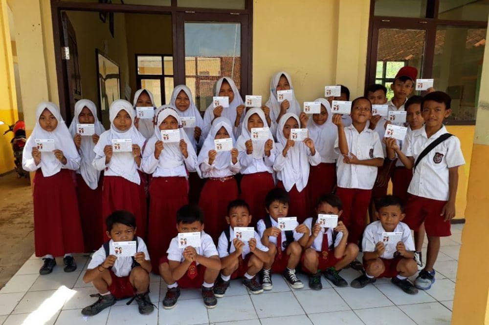 Anak SD dengan buku tabungan