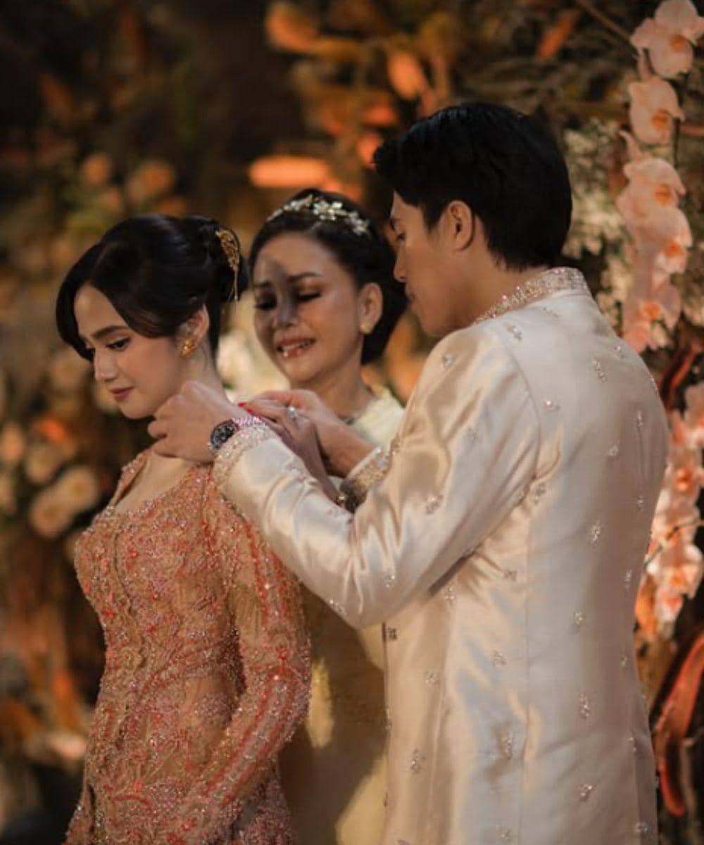 7 Inspirasi Couple Look Lamaran ala El Rumi dan Syifa Hadju