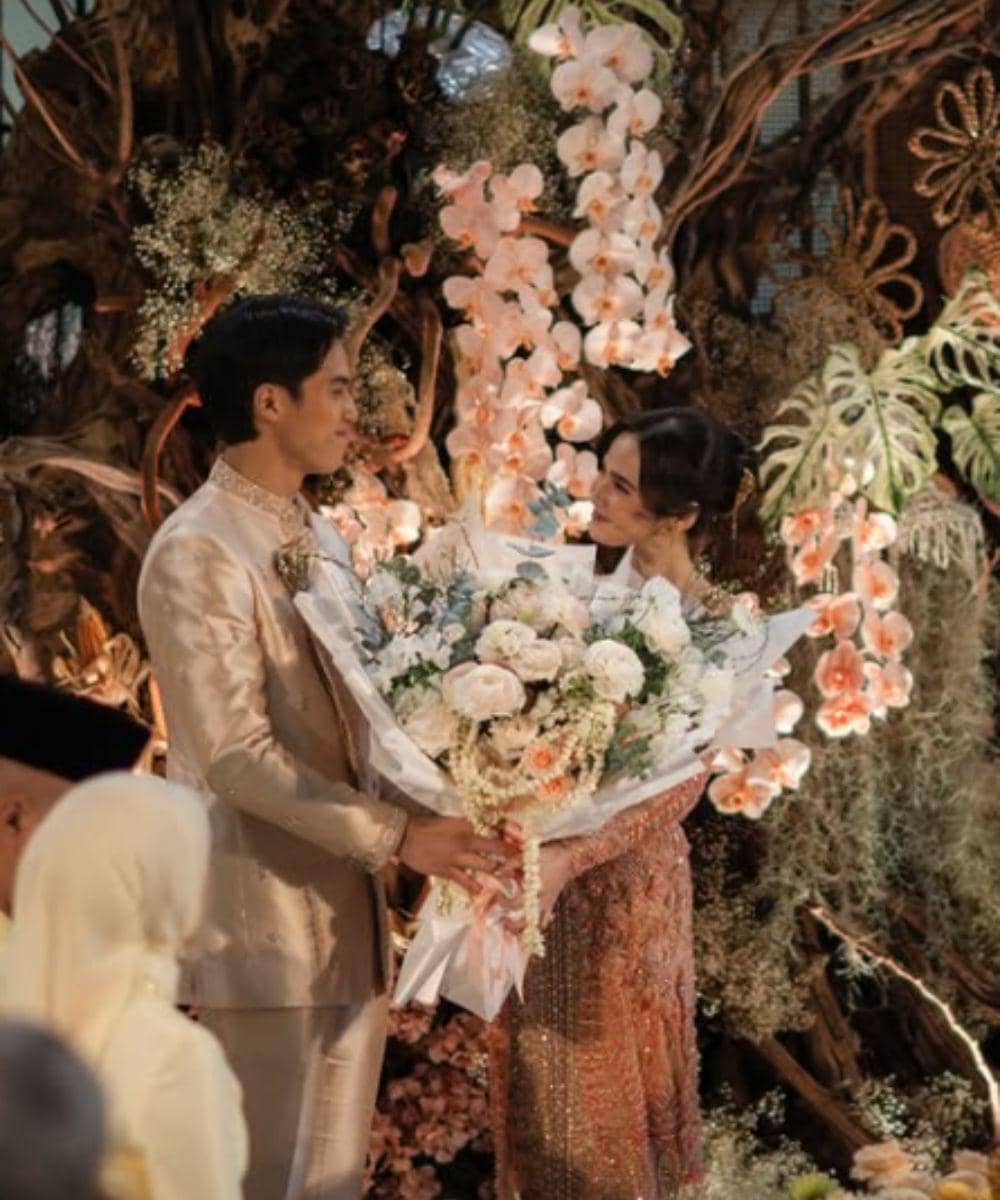 7 Inspirasi Couple Look Lamaran ala El Rumi dan Syifa Hadju
