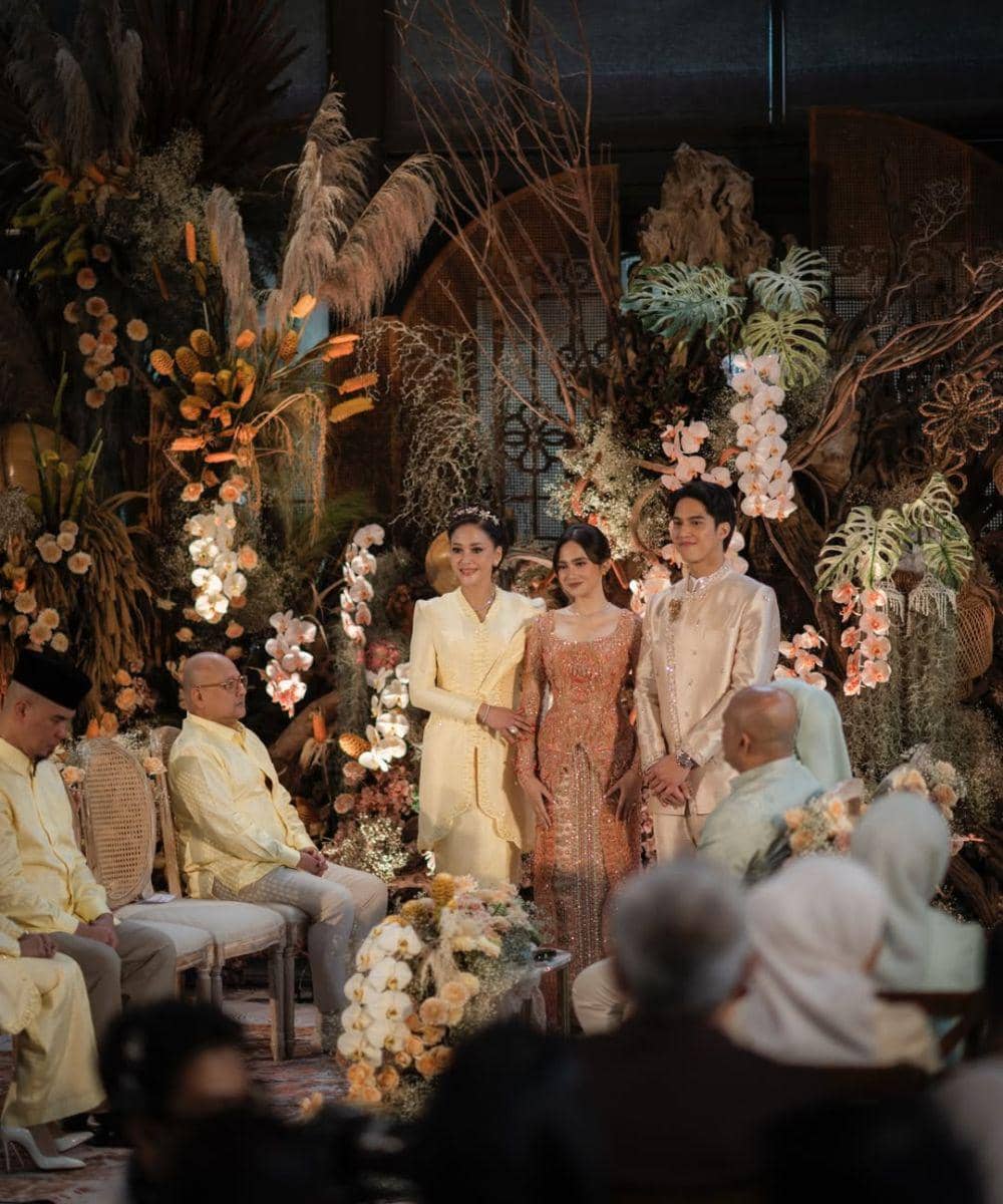 Momen Haru Maia Estianty Pasangkan Kalung Rp240 Juta ke Syifa Hadju 3