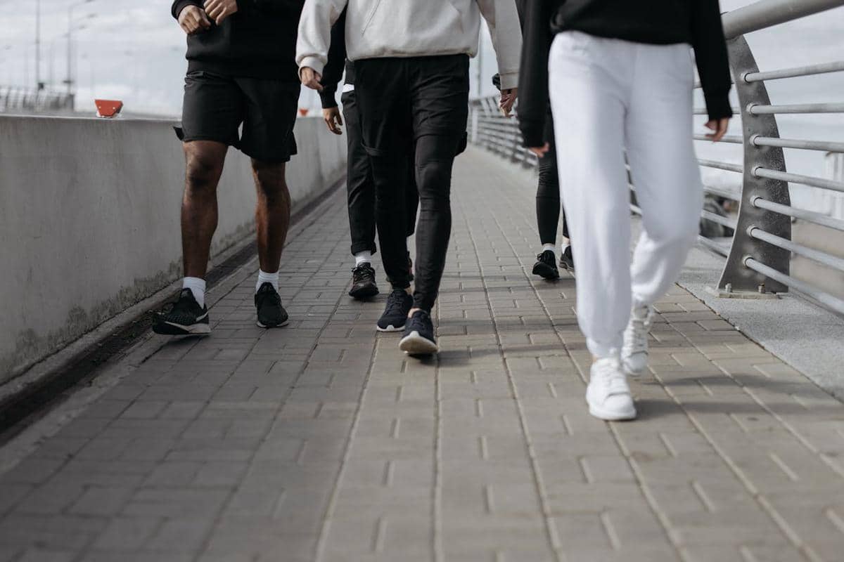 Ilustrasi beberapa orang berjalan berdampingan