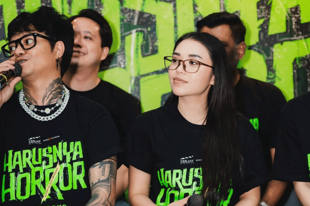 7 Foto Kenangan Lula Lahfah dan Reza Arap 6.png