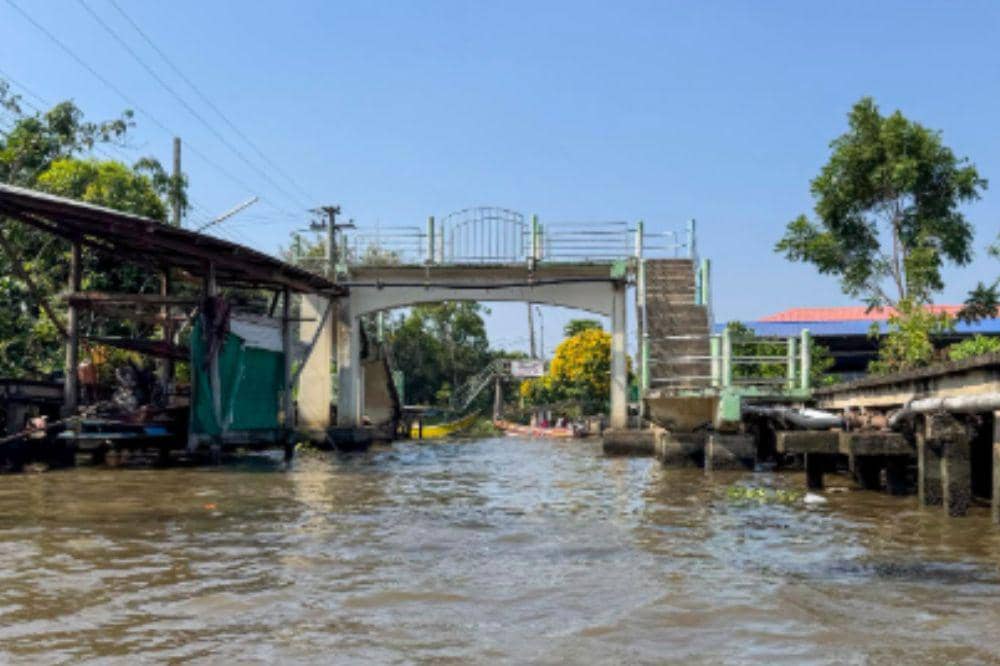 Evakuasi Ibu Baru Melahirkan, Terjang Banjir Bekasi Pakai Kasur Karet (3).jpg