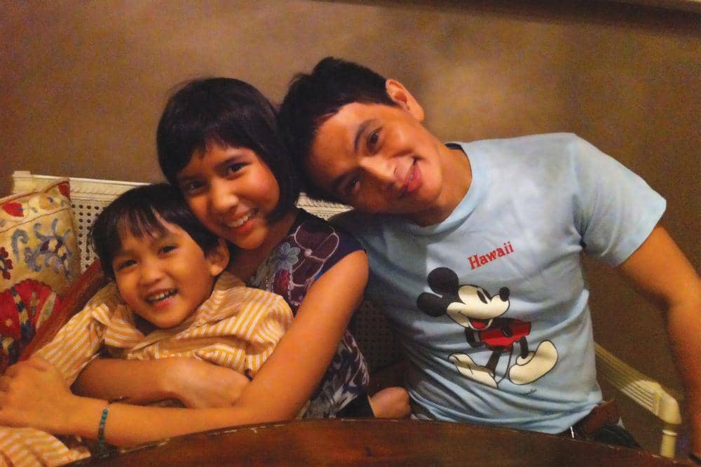 Yosi Project Pop bersama kedua anak