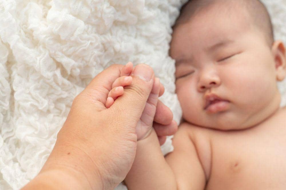 Evakuasi Ibu Baru Melahirkan, Terjang Banjir Bekasi Pakai Kasur Karet.jpg