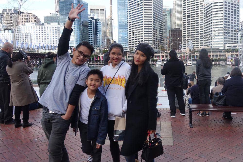 Yosi Project Pop dengan Aprilla dan kedua anaknya saat liburan