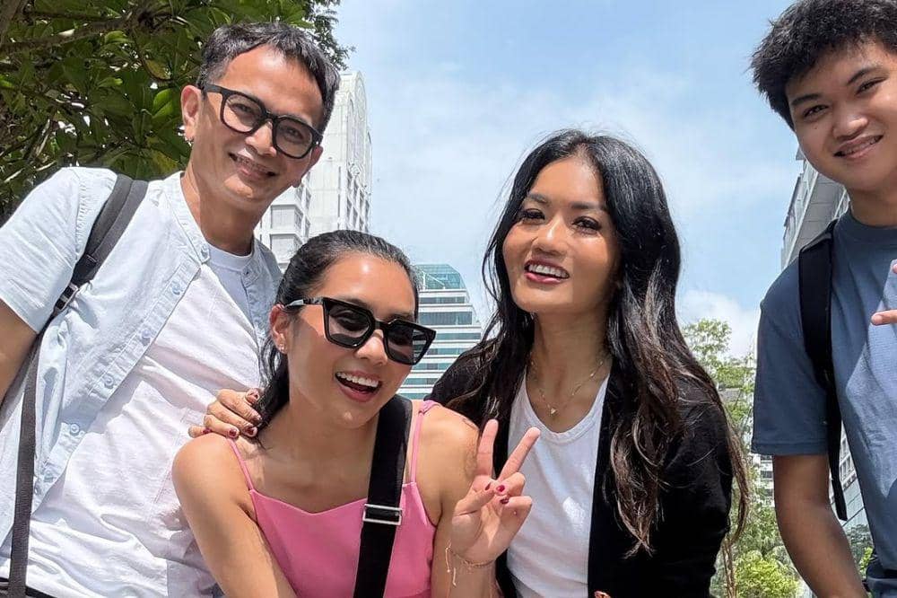 Yosi Project Pop dengan Aprilla dan kedua anak