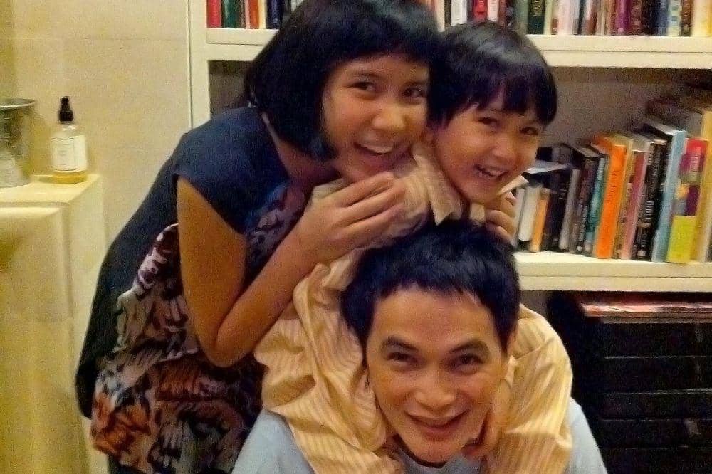 Yosi Project Pop bersama kedua anaknya