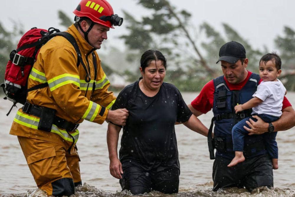 Evakuasi Ibu Baru Melahirkan, Terjang Banjir Bekasi Pakai Kasur Karet (1).jpg