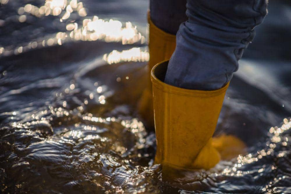 Evakuasi Ibu Baru Melahirkan, Terjang Banjir Bekasi Pakai Kasur Karet (2).jpg