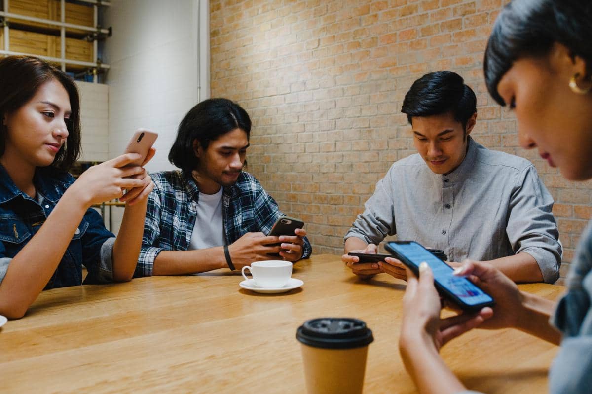 orang bermain handphone bersama