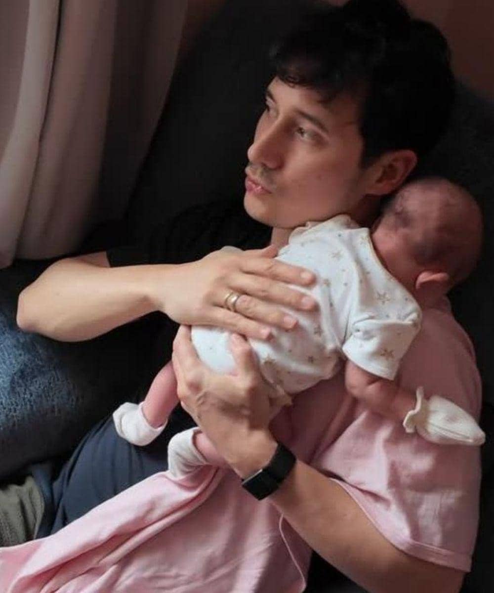 Potret Nino Fernandez saat jadi ayah asi anak pertamanya