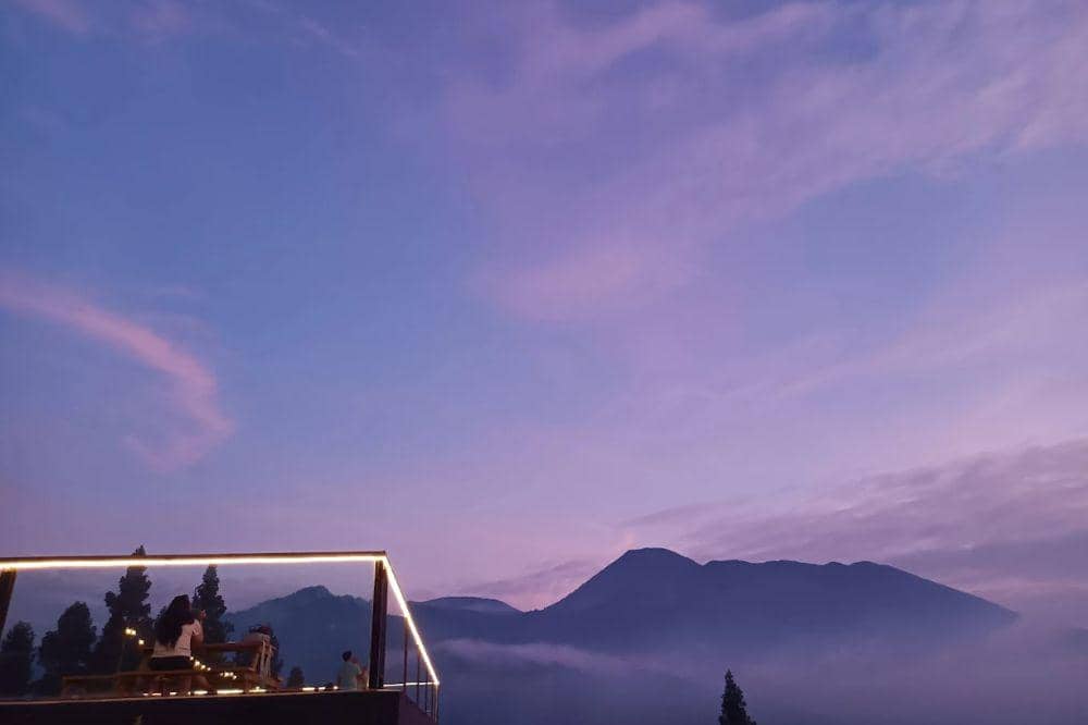 9 Cafe Alam Terdekat di Puncak, Vibes Tropis ala Bali (4).jpg