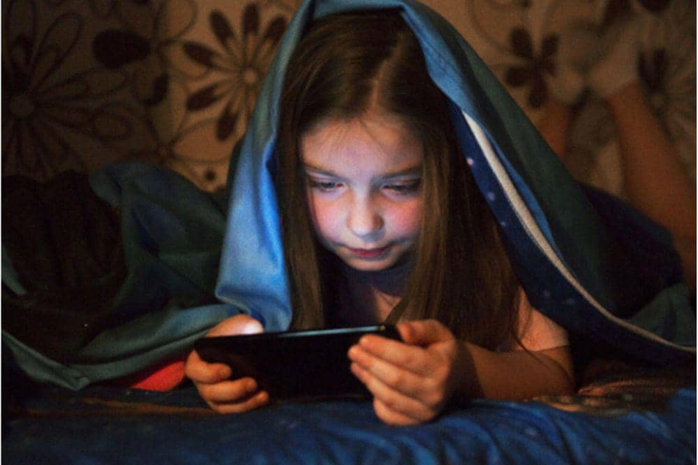 Anak main gadget sebelum tidur