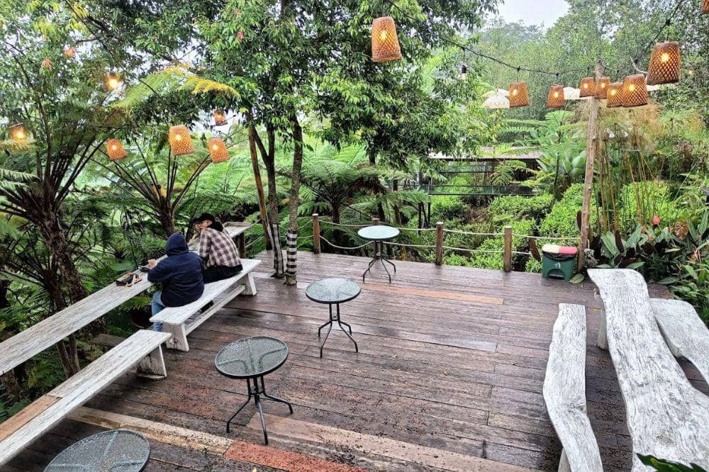 9 Cafe Alam Terdekat di Puncak, Vibes Tropis ala Bali (9).jpg