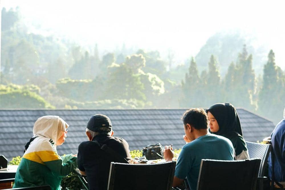 9 Cafe Alam Terdekat di Puncak, Vibes Tropis ala Bali (8).jpg