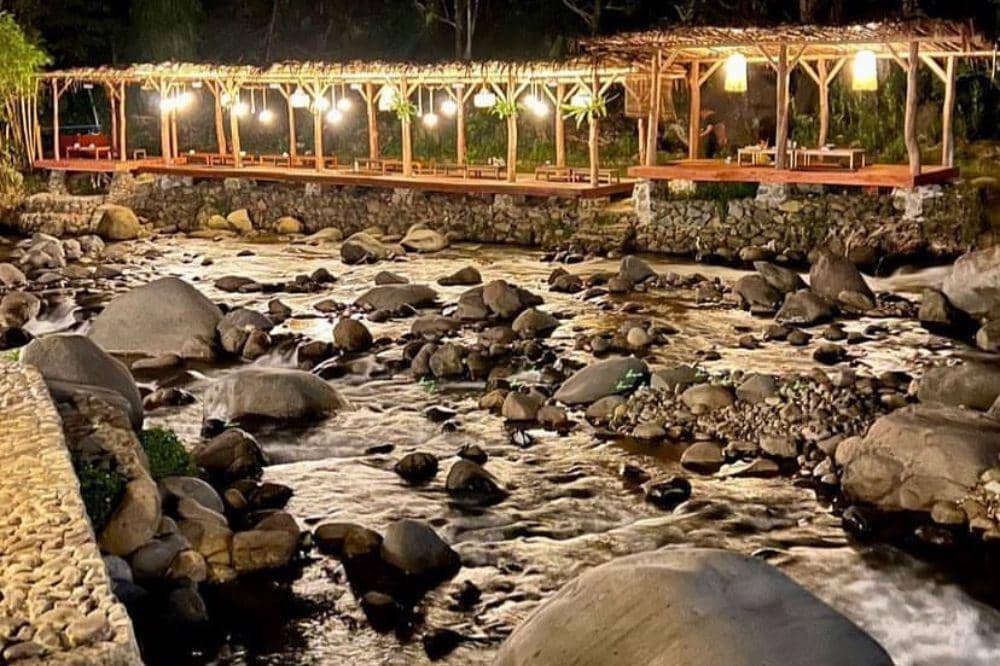8 Cafe Alam Terdekat di Sentul, Ada Nuansa Sungai yang Sejuk (8).jpg