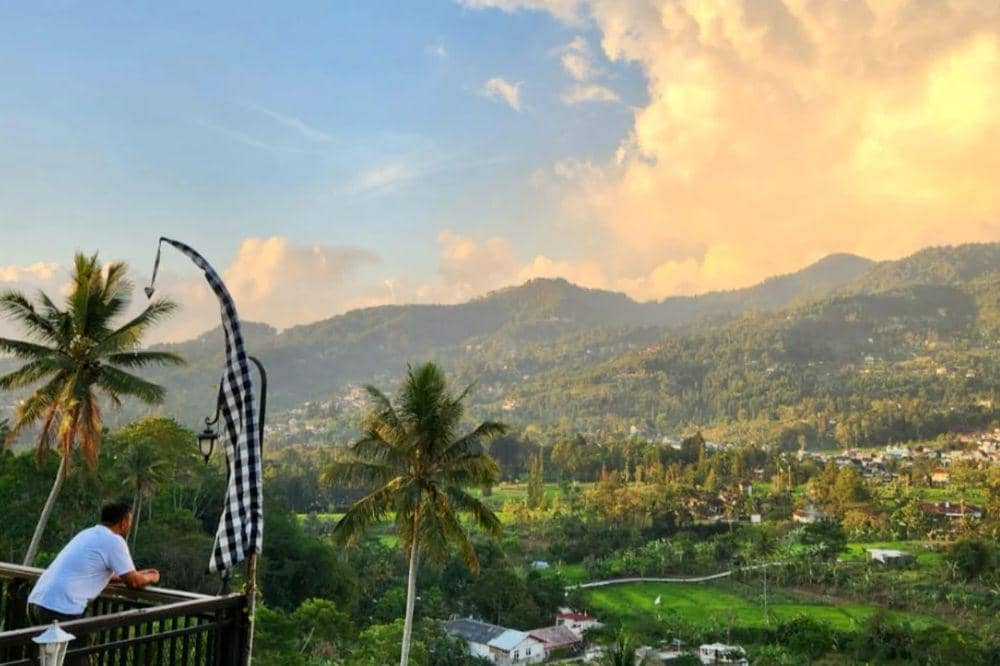 9 Cafe Alam Terdekat di Puncak, Vibes Tropis ala Bali (3).jpg