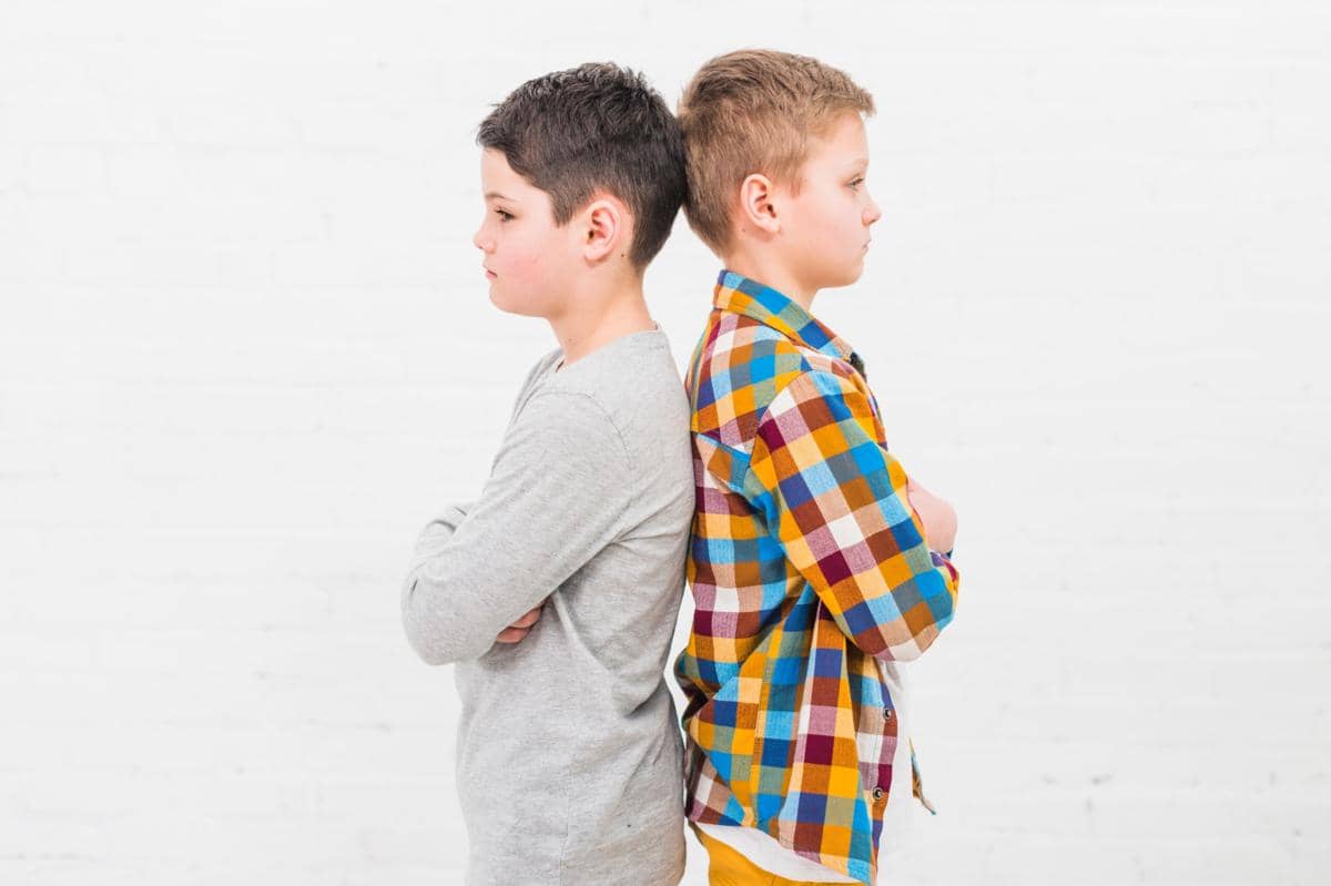 anak sedang bertengkar