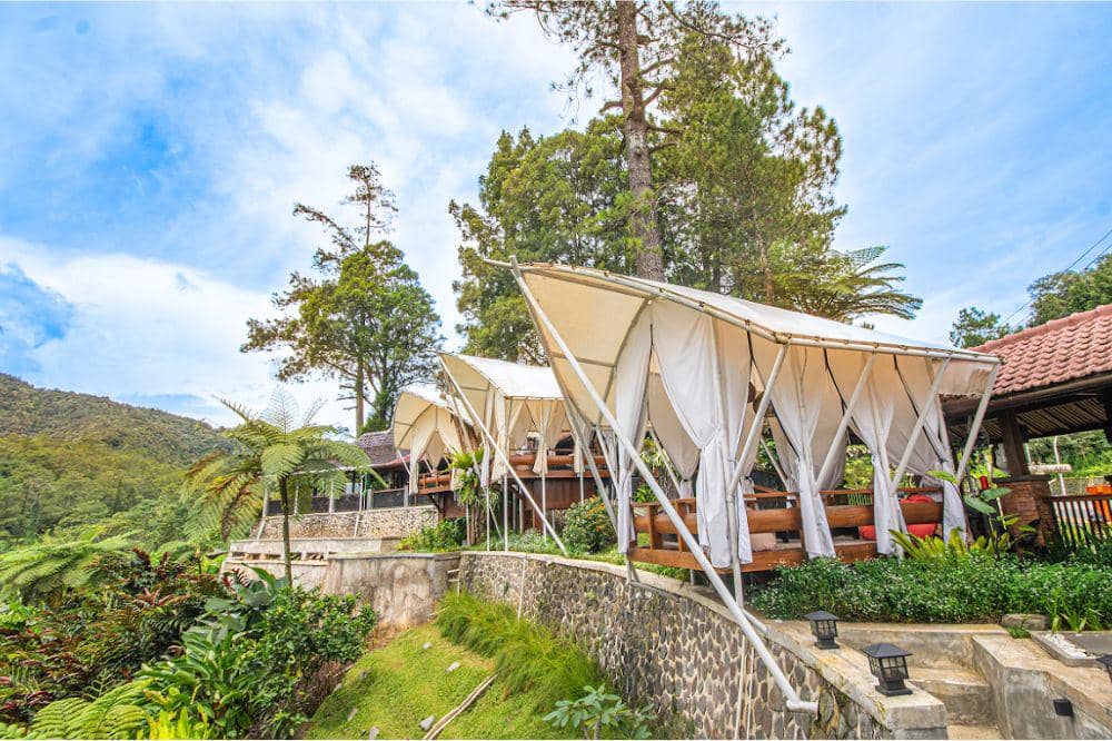 9 Cafe Alam Terdekat di Puncak, Vibes Tropis ala Bali (1).jpg