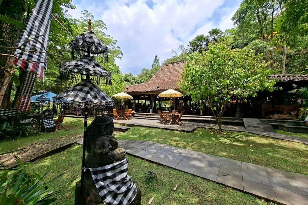 9 Cafe Alam Terdekat di Puncak, Vibes Tropis ala Bali (7).jpg