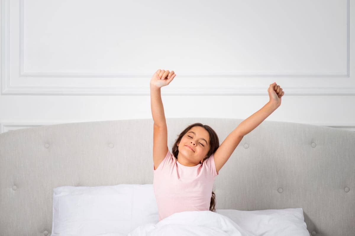 anak bangun pagi di tempat tidur