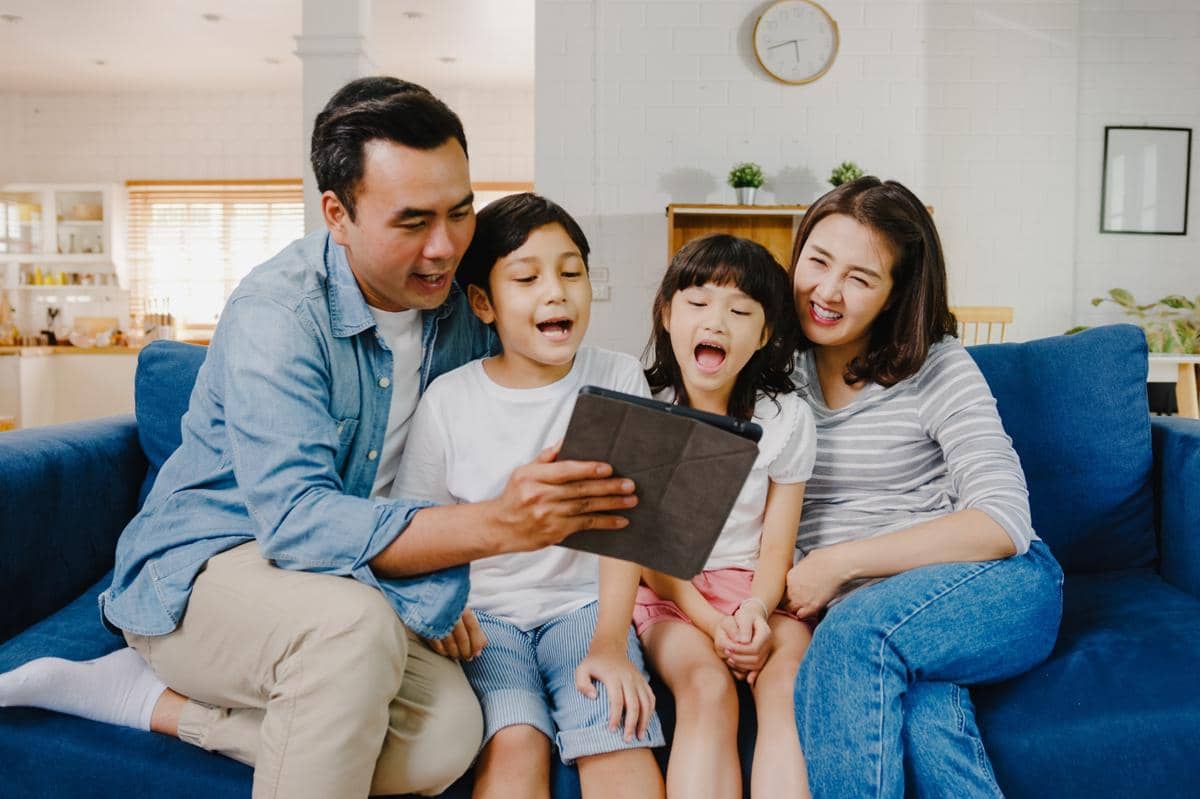 keluarga bermain bersama