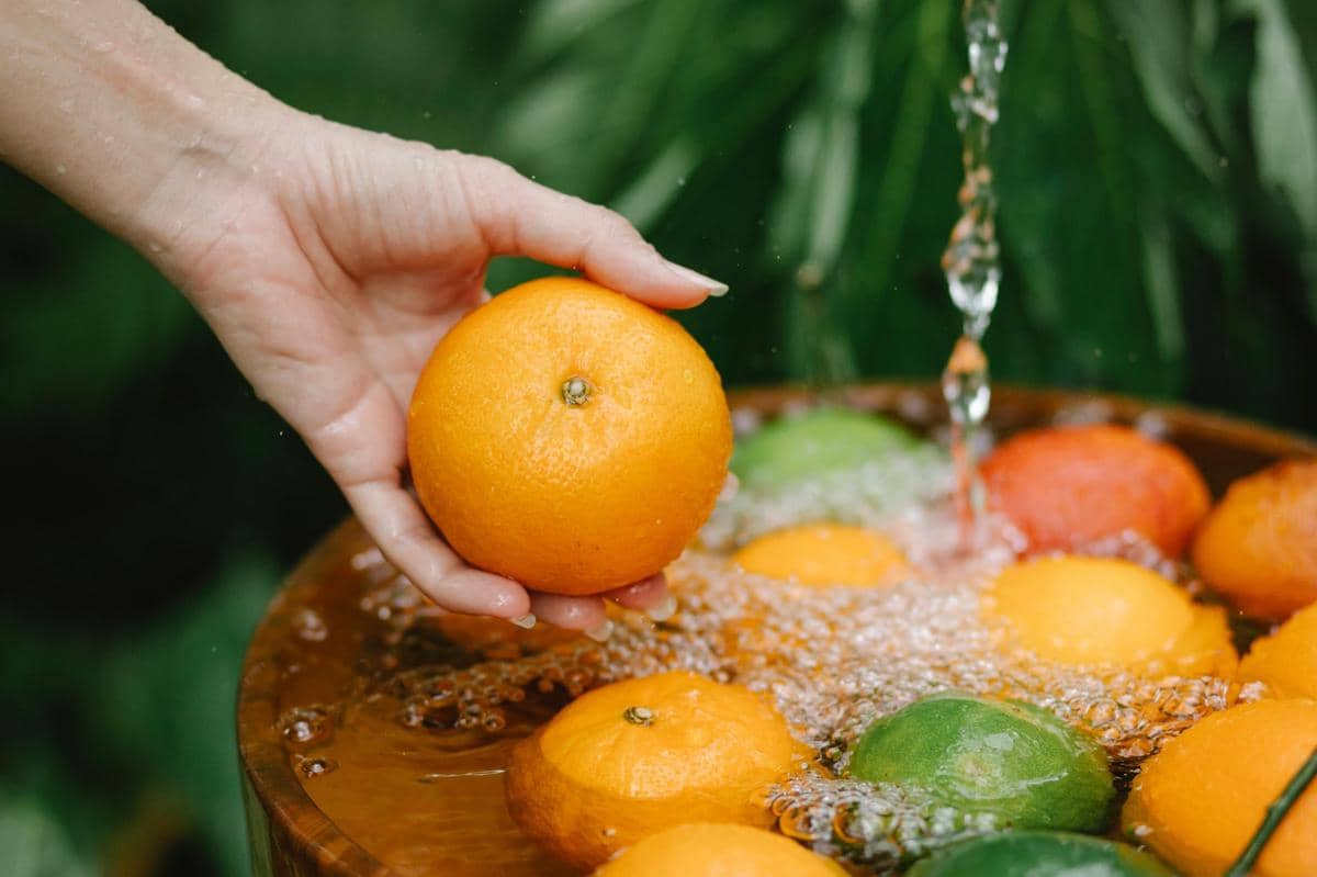 ilustrasi kegiatan mencuci buah sebelum dikonsumsi sebagai upaya pencegahan infeksi virus Nipah