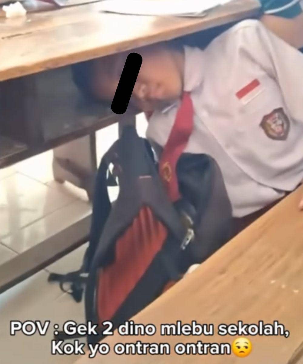 kepala siswa sd nyangkut di kolong meja