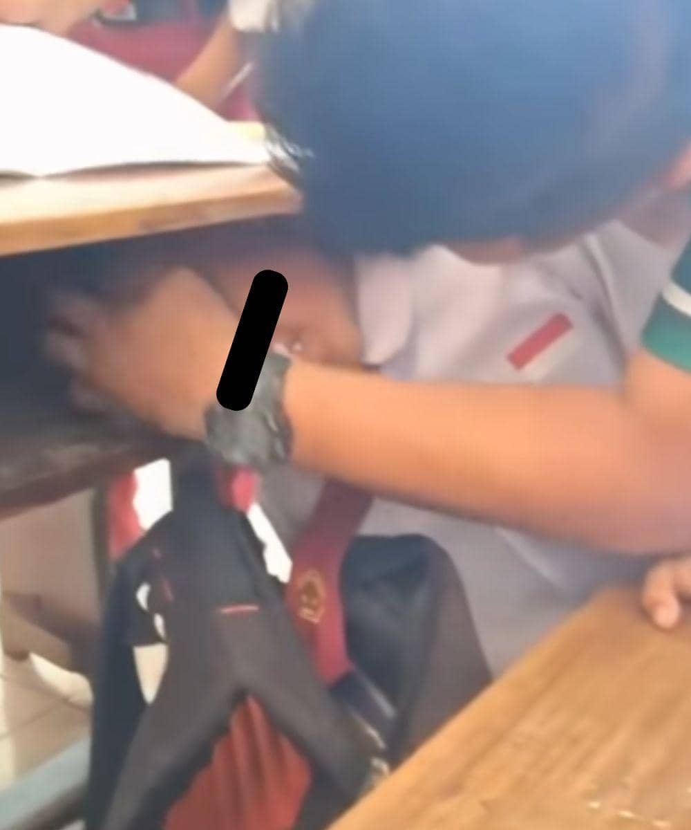 kepala siswa sd nyangkut di kolong meja