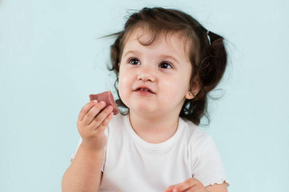 Anak memegang daging