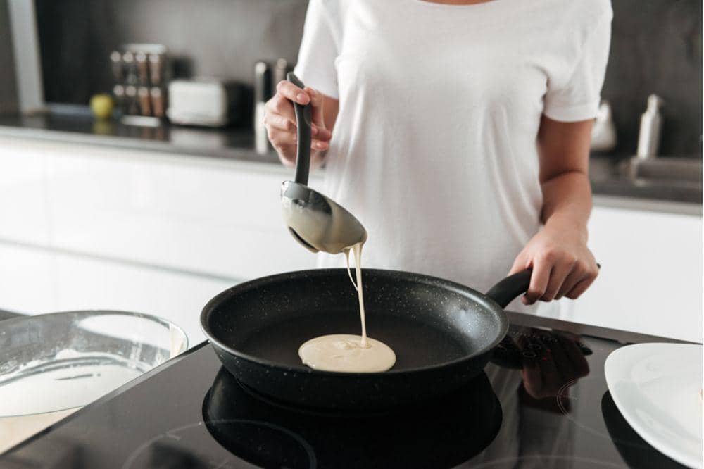 Tuang adonan ke wajan