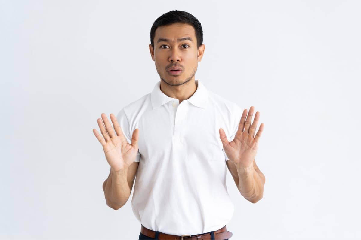 pria gesture waspada