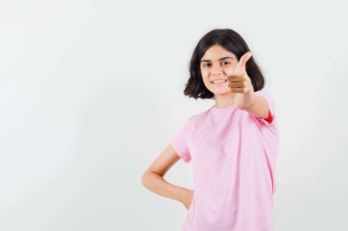 anak berpose jempol tangan