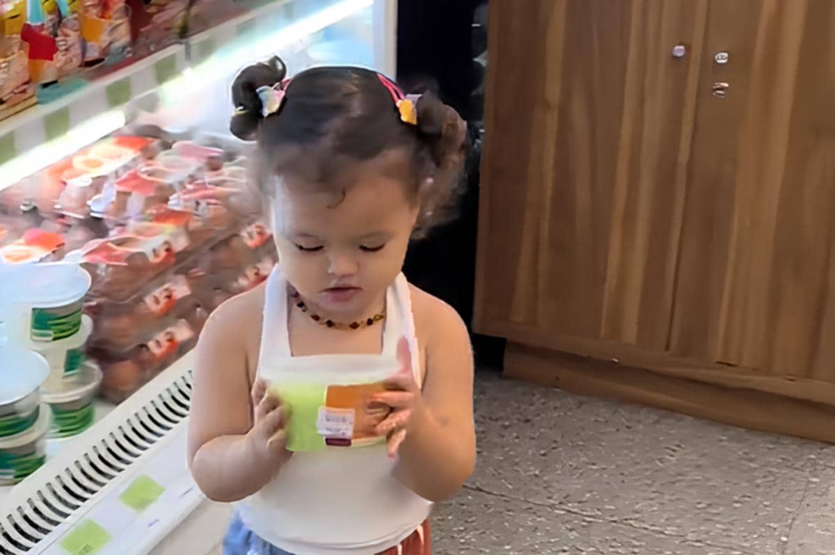 Briella sedang memegang puding