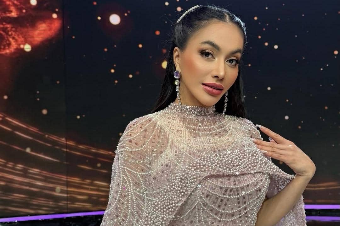 artis dekat dengan denada.jpg