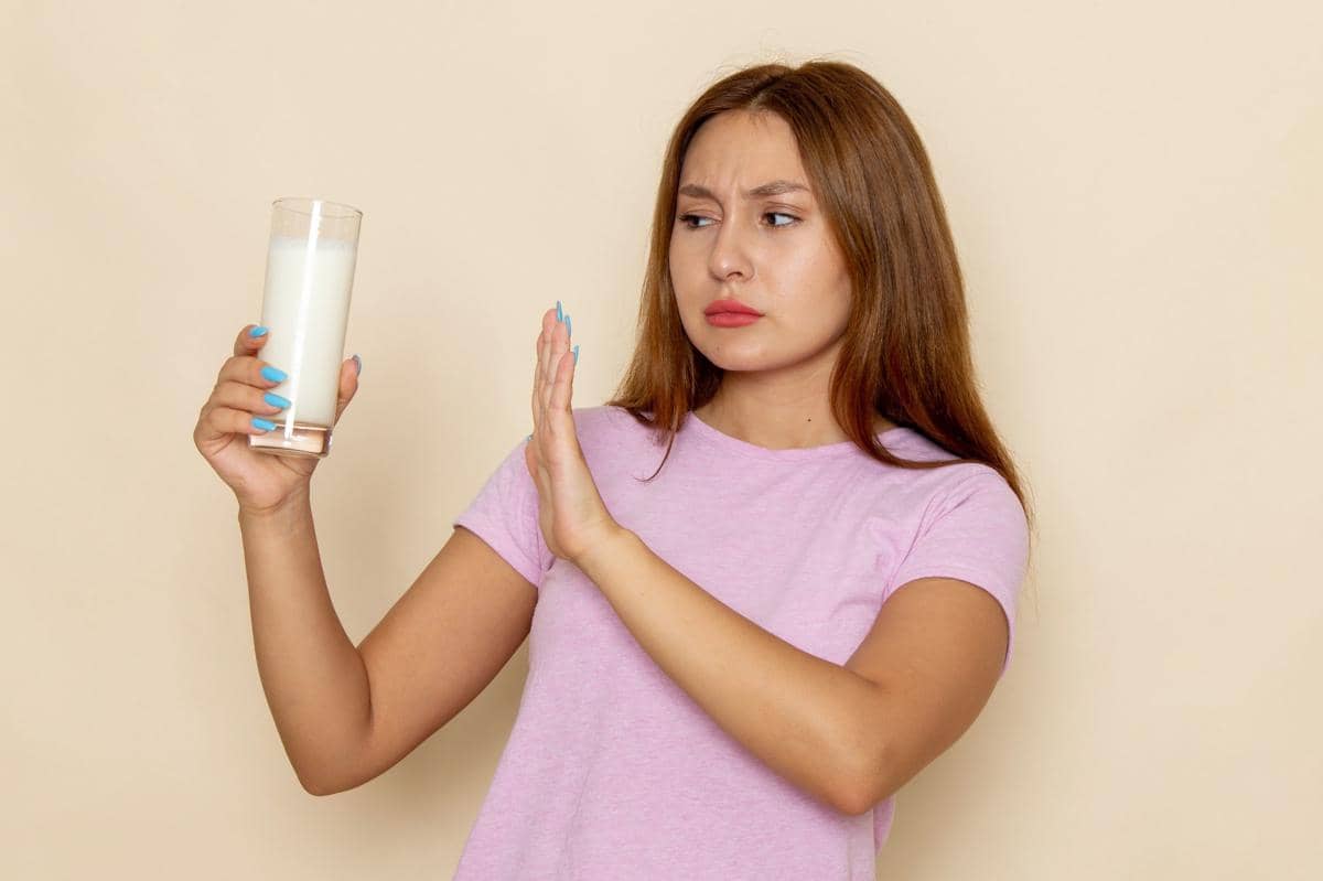 perempuan menolak susu lemak tinggi