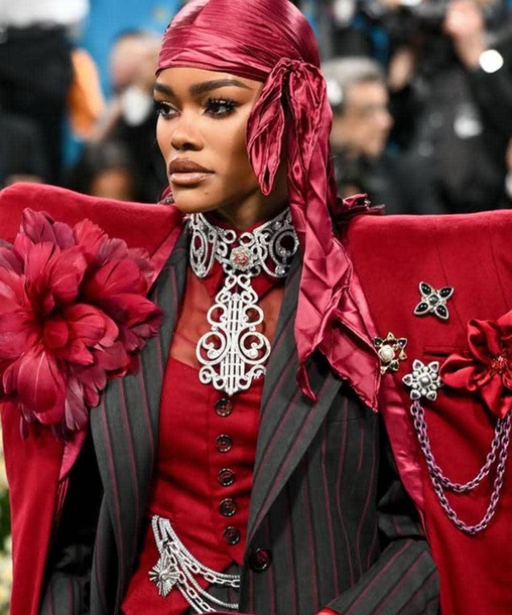 Teyana Taylor Memukau dengan Gaun Renda Hitam di Paris Fashion Week