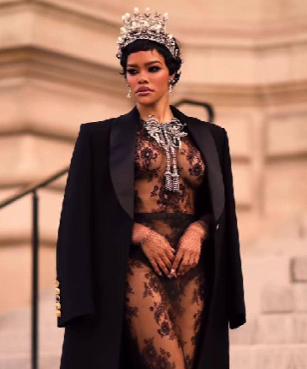 Teyana Taylor Memukau dengan Gaun Renda Hitam di Paris Fashion Week