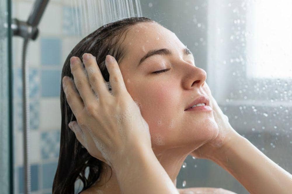 Apakah Terlalu Sering Keramas Bisa Merusak Rambut?