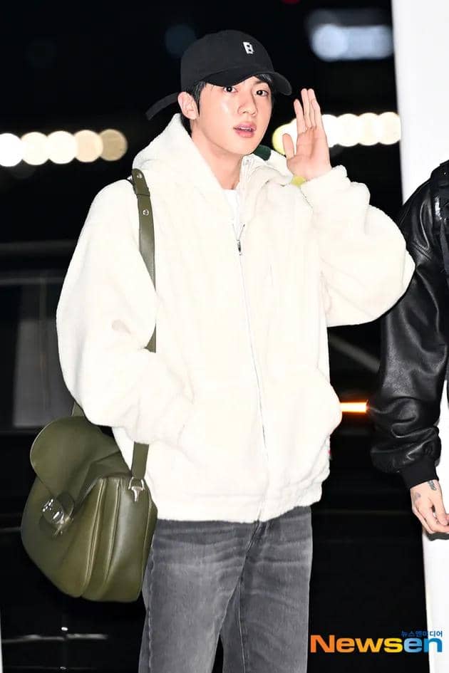 BTS Full Team Airport (8).jpg