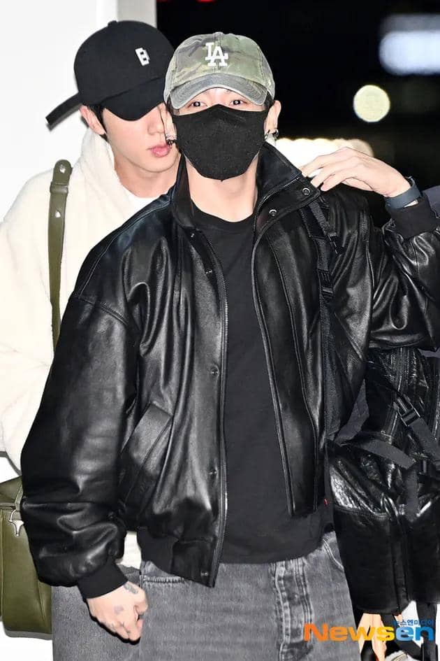 BTS Full Team Airport (5).jpg