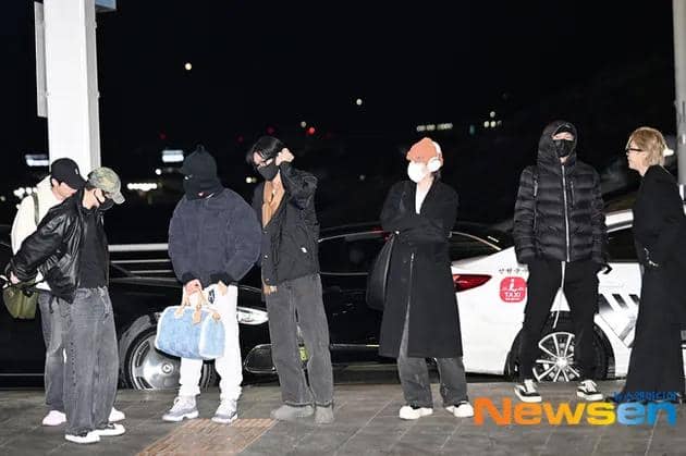 BTS Full Team Airport (6).jpg