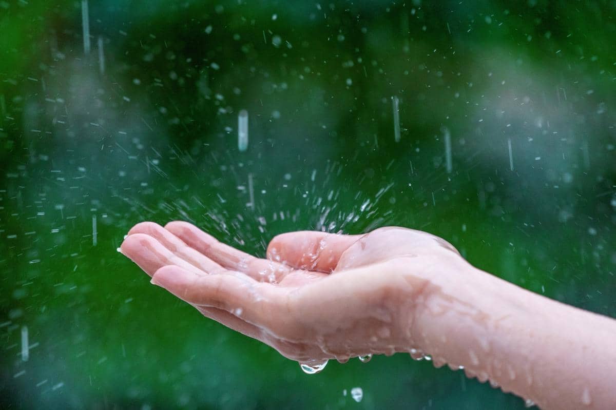 tangan terkena air hujan