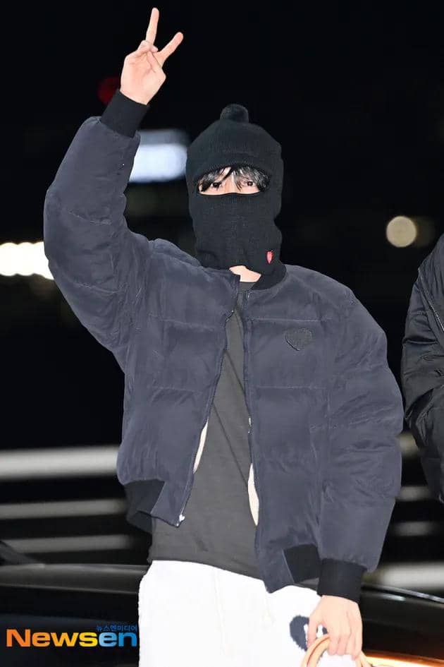 BTS Full Team Airport (2).jpg