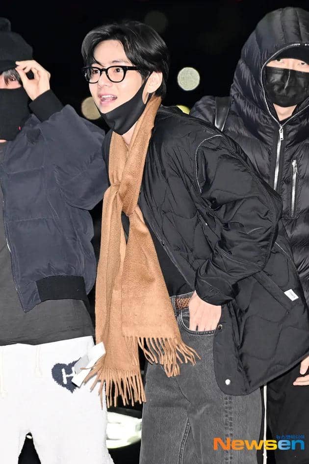 BTS Full Team Airport (4).jpg