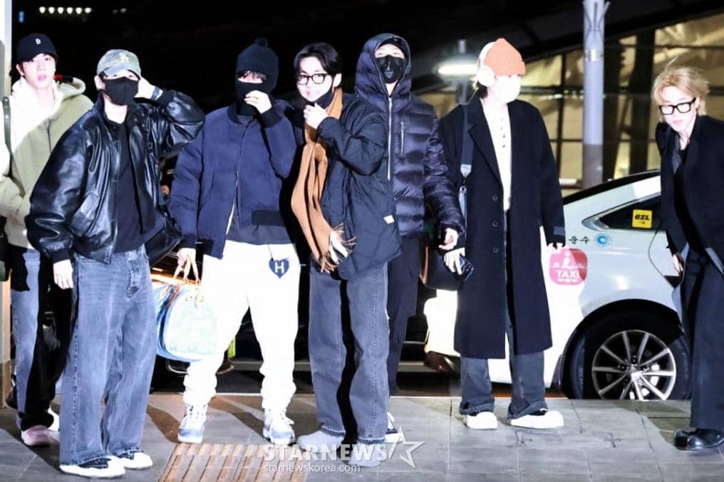 BTS Full Team Airport.jpg