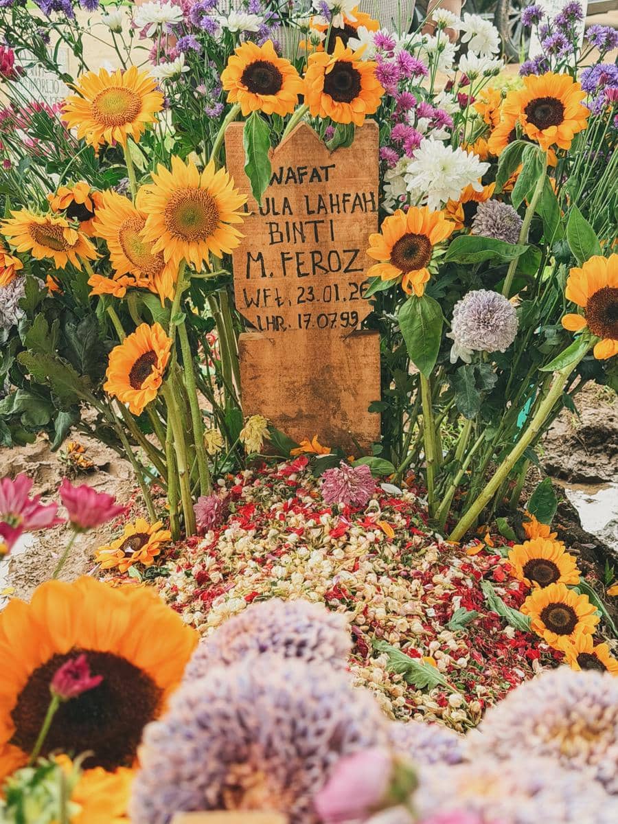 awkarin dan sahabat ke makam lula lahfah