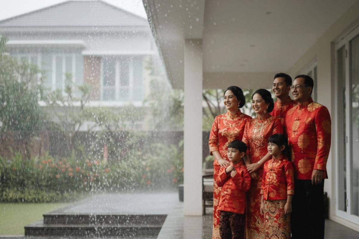 keluarga sedang menunggu hujan reda